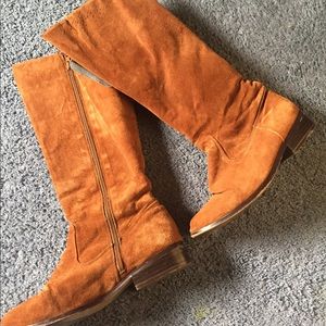 Newport News brown suede boots size 6
